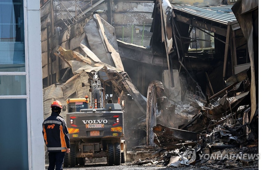 화재의 흔적만 (대전=연합뉴스) 김준범 기자 = 21일 오후 대형 화재가 발생했던 대전 대덕구 안전공업의 건물이 골격만 남아 있다.2026.3.21 