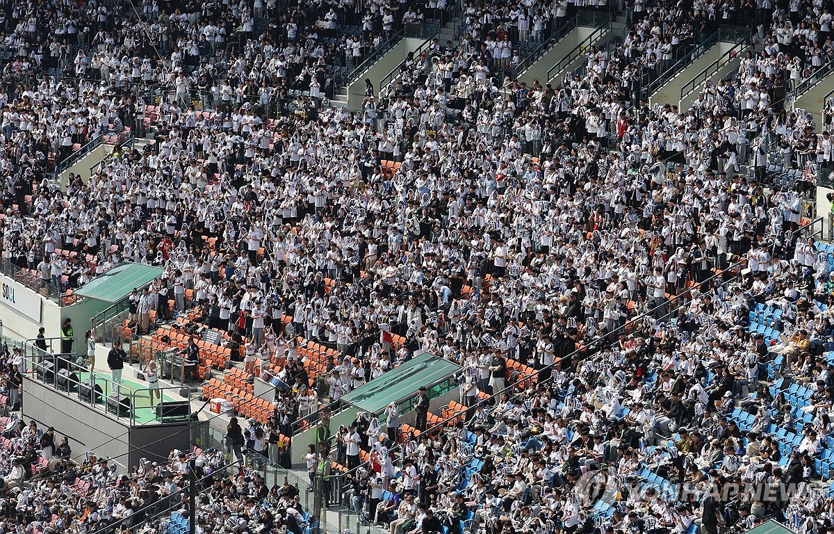 신기록 경신한 BTS 시범공연 관중 수