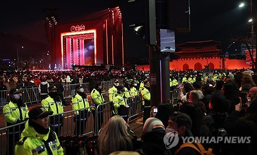 경찰, BTS 공연 인파 관리 (서울=연합뉴스) 박동주 기자 = 21일 서울 광화문 광장에서 그룹 방탄소년단(BTS)의 정규 5집 '아리랑'(ARIRANG) 발매를 기념해 열린 무료 공연 'BTS 컴백 라이브: 아리