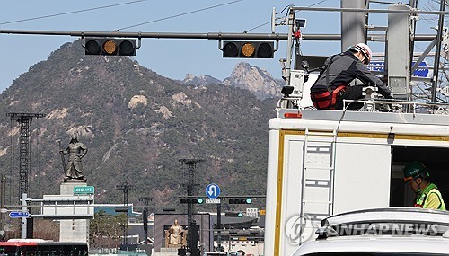 BTS 공연에 이동통신사도 분주 (서울=연합뉴스) 이진욱 기자 = 그룹 방탄소년단(BTS)의 광화문 공연을 앞둔 19일 서울 종로구 광화문광장 부근에서 이동통신사 관계자들이 작업을 하고 있다. 2026.3.19 