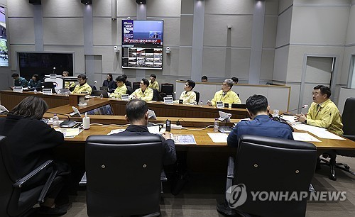 현장안전관리 상황 점검하는 윤호중 장관 서울=연합뉴스) 윤호중 행정안전부 장관이 21일 서울 종로구 정부서울청사 종합상황실에서 방탄소년단(BTS) 컴백 행사 현장안전관리 상황을 점검하고 있다. 2026.3.21 [행