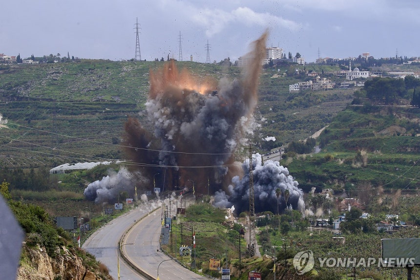 레바논 남부 티르 인근 카스미야 다리가 이스라엘 공습을 받은 모습 [EPA=연합뉴스 자료사진.재판매 및 DB금지]