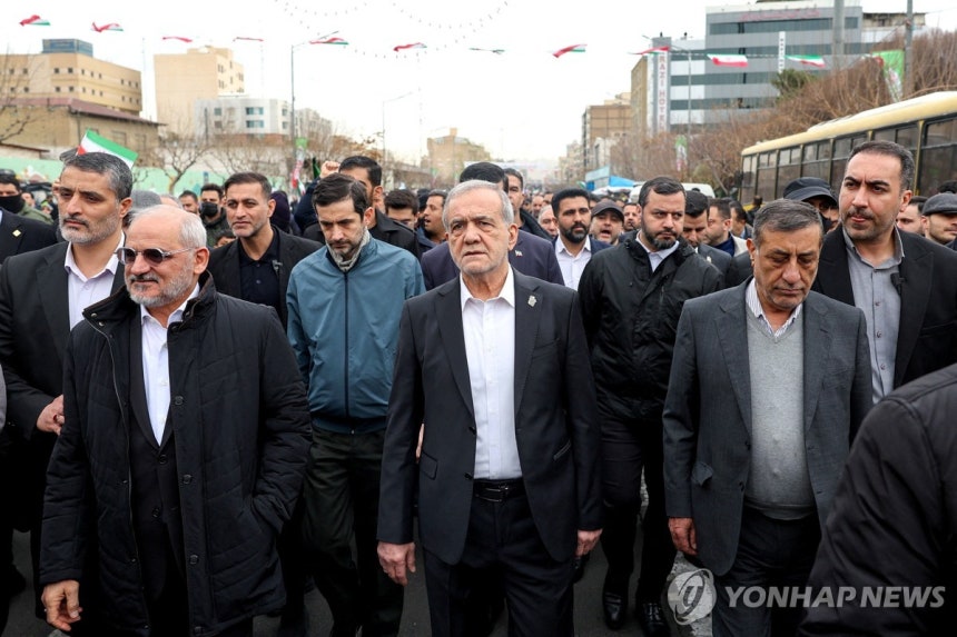 지난달 11일(현지시간) 이란 테헤란에서 열린 이슬람 혁명 기념식에 참석한 마수드 페제시키안 대통령(가운데)과 아들 유세프(파란색 점퍼) 
[로이터=연합뉴스 자료사진. 재판매 및 DB 금지]