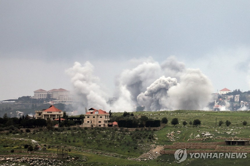 이스라엘의 공습을 받은 레바논 남부 마르라윤 마을 [로이터=연합뉴스 자료사진.재판매 및 DB금지]