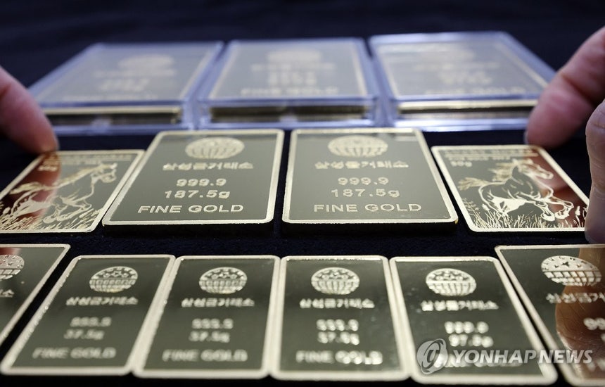 서울 종로구 삼성금거래소에서 골드바를 정리하는 직원 [연합뉴스 자료사진. 재판매 및 DB 금지]