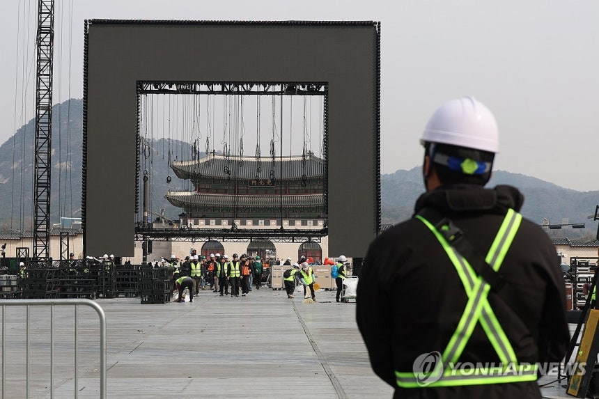 막 내린 BTS 공연 (서울=연합뉴스) 임화영 기자 = 방탄소년단(BTS) 공연 종료 다음 날인 22일 서울 종로구 광화문광장에 작업자들이 무대 해체 및 장비 철수를 하고 있다. 2026.3.22 hwayoung7@