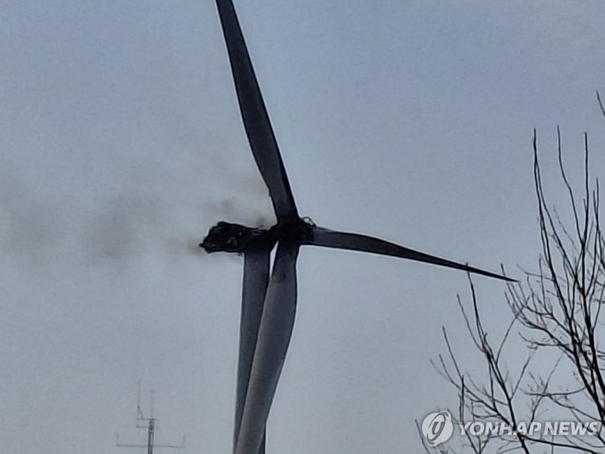 연기 피어오르는 풍력발전기 (영덕=연합뉴스) 23일 오후 1시 11분께 경북 영덕군 영덕읍 창포리 풍력발전단지 내 한 풍력발전기에서 불이 났다. 2026.3.23     [경북소방본부 제공.재판매 및 DB 금지] d