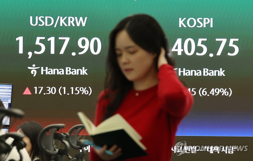 환율 상승, 코스피 하락
(서울=연합뉴스) 서명곤 기자 = 23일 서울 중구 하나은행 본점 딜링룸 전광판에 환율과 코스피가 표시돼있다. 이날 원/달러 환율은 16.7원 오른 1,517.3원, 코스피는 전장보다 375
