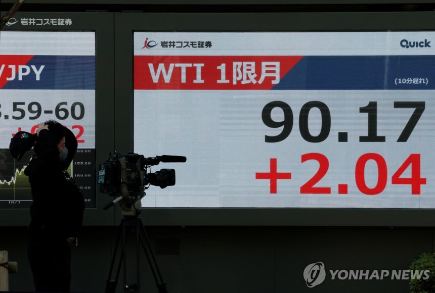 도쿄 시내 전광판에 비친 서부텍사스원유(WTI) 선물 가격 [로이터 연합뉴스 자료사진.재판매 및 DB 금지]