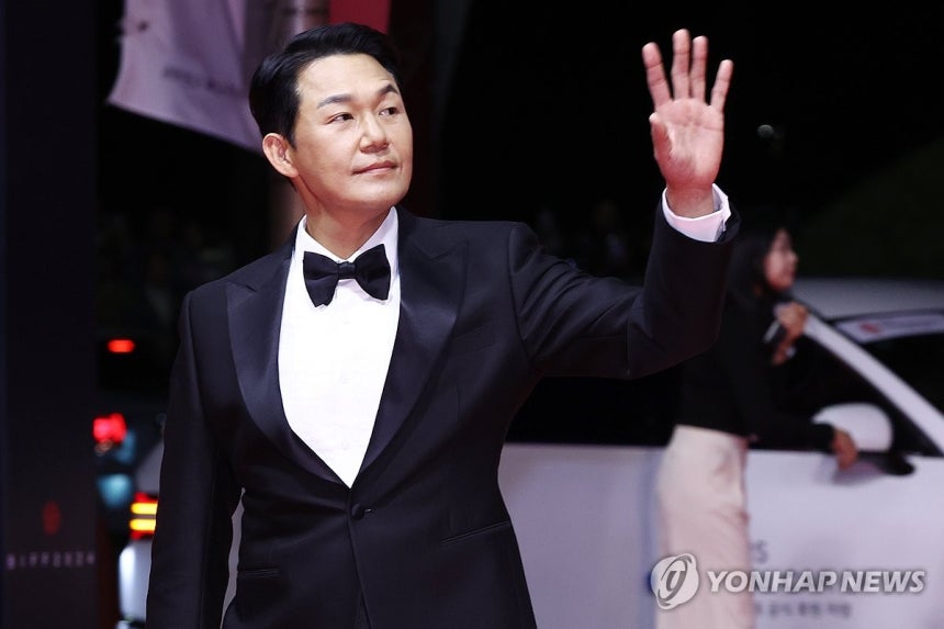 팬들에게 인사하는 박성웅 (부산=연합뉴스) 진연수 기자 = 배우 박성웅이 2일 오후 부산 해운대구 영화의 전당에서 열린 제29회 부산국제영화제(BIFF) 개막식에서 레드카펫을 밟고 있다. 2024.10.2 jin90