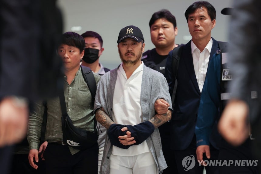 '필리핀 마약왕' 박왕열 송환 (영종도=연합뉴스) 신준희 기자 = 필리핀에서 교민 3명 살해, 탈옥, 국내 마약 유통 등을 일삼으며 '마약왕'으로 불리던 박왕열씨가 25일 인천국제공항을 통해 국내로 송환되고 있다.