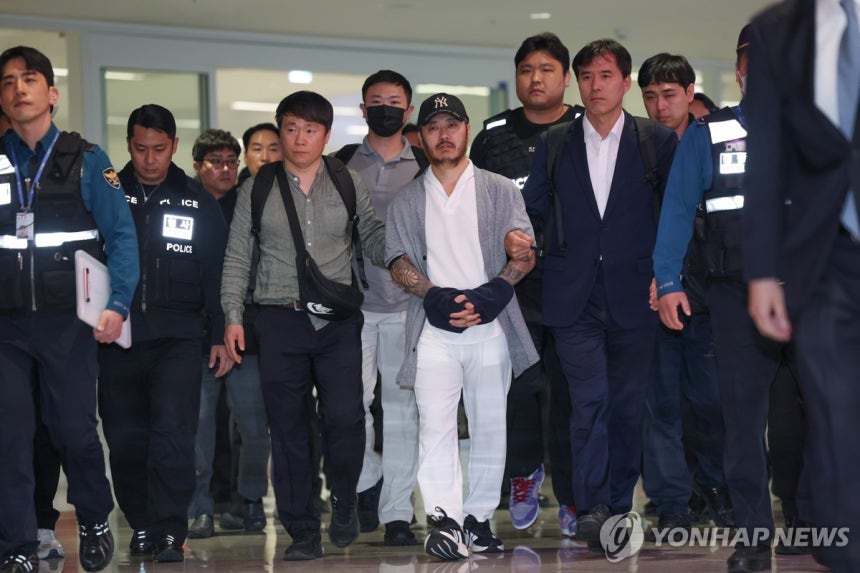 '필리핀 마약왕' 박왕열 송환 (영종도=연합뉴스) 신준희 기자 = 필리핀에서 교민 3명 살해, 탈옥, 국내 마약 유통 등을 일삼으며 '마약왕'으로 불리던 박왕열씨가 25일 인천국제공항을 통해 국내로 송환되고 있다.