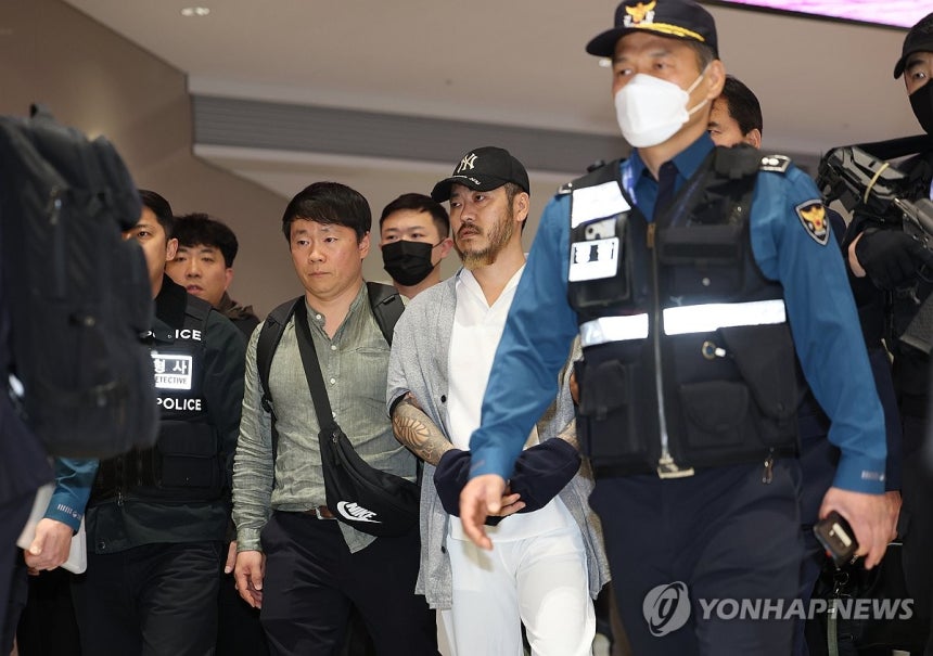 마약왕 박왕열 송환 (영종도=연합뉴스) 신준희 기자 = 필리핀에서 교민 3명 살해, 탈옥, 국내 마약 유통 등을 일삼으며 