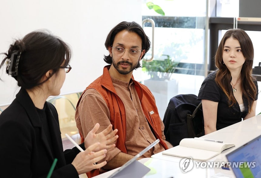 '더 라스트맨' 위해 한국 찾은 나비 브라운-샹코 차우드후리 (서울=연합뉴스) 이재희 기자 = 영국 초연되는 한국 창작 뮤지컬 '더 라스트맨'에 출연하는 배우 나비 브라운(오른쪽부터·Nabi Brown)과 무대 디자