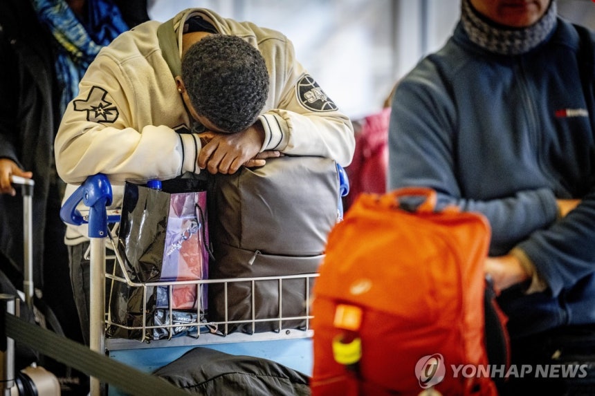 공항에서 줄을 서는 승객들.  [EPA=연합뉴스. 재판매 및 DB 금지]