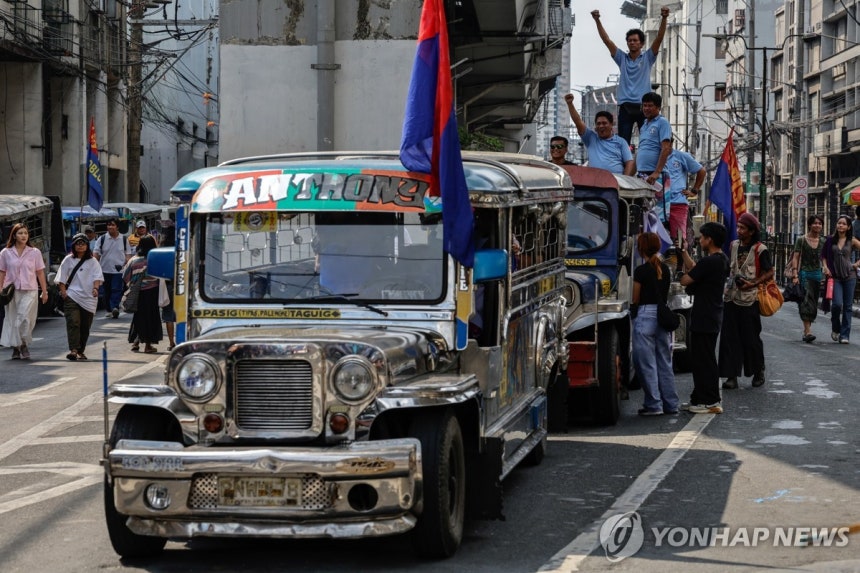 "기름값 올라 못 살겠다" 필리핀 지프니 운전사들 시위 지난 20일(현지시간) 필리핀 수도 마닐라에서 필리핀의 대표적 서민 교통수단인 지프니 운전사들이 연료 가격 급등에 항의하는 시위를 벌이고 있다. [EPA 연합뉴