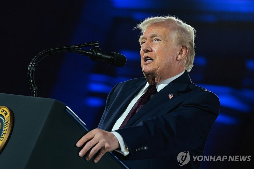 25일(현지시간) 공화당의회위원회(NRCC) 만찬 행사에서 연설하는 트럼프 미국 대통령 [AFP=연합뉴스. 재판매 및 DB 금지]