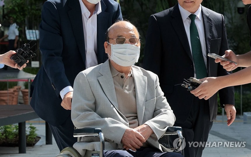 이봉관 서희건설 회장, 특검 출석 (서울=연합뉴스) 김인철 기자 = 이봉관 서희건설 회장이 2일 서울 종로구 KT광화문빌딩에 마련된 김건희 여사 관련 의혹을 수사하는 민중기 특별검사팀 사무실에 출석하고 있다. 202