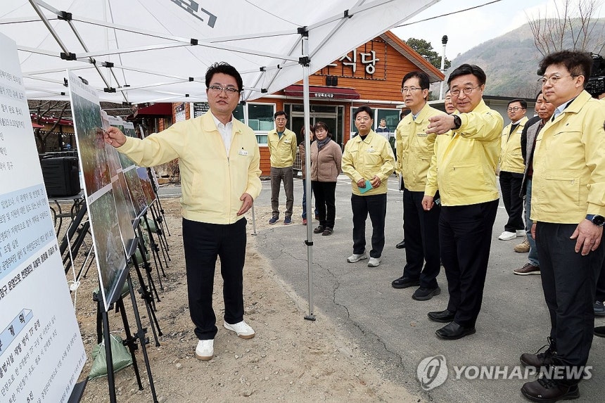 윤호중 장관, 하천 불법시설 정비 실태 점검 (서울=연합뉴스) 윤호중 행정안전부 장관이 16일 경북 경산시 대한천 중류부 하천 불법시설 정비 실태 등을 점검하고 있다. 2026.3.16 [행정안전부 제공. 재판매 및