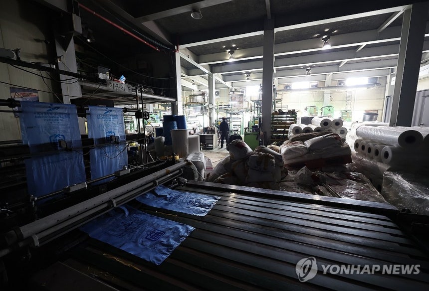 불꺼진 비닐봉투 제조 공장 작업대 (안산=연합뉴스) 박동주 기자 = 24일 중동 사태에 따른 폴리에틸렌 등 원료 수급 불안 영향으로 최근 일시적으로 인원 감축 운영에 들어간 경기 안산시의 한 비닐봉투,종량제 봉투 