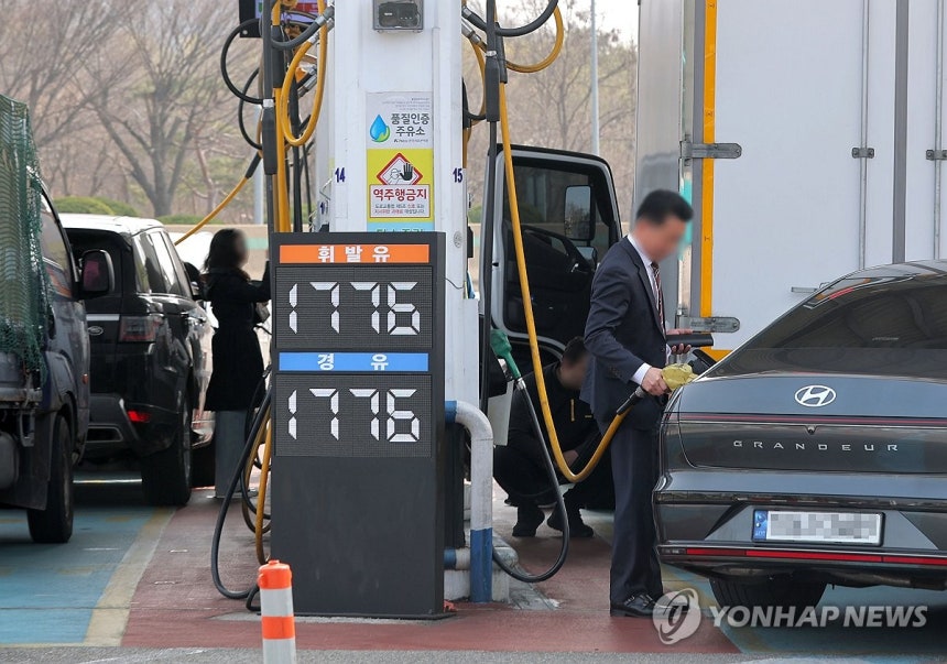 2차 석유 최고가격제 발표
(서울=연합뉴스) 류영석 기자 = 2차 석유 최고가격제 발표를 하루 앞둔 26일 서울 서초구 만남의광장 주유소에서 시민들이 주유를 하고 있다.
    이