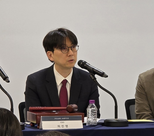  Greetings from Pearl Abyss CEO Heo Jin-young    (Gwacheon = Yonhap News) Reporter Kim Joo-hwan = Heo Jin-young (CEO) of domestic game company Pearl Abyss greets the company at the regular general shareholders' meeting held at the Gwacheon-si office building in Gyeonggi-do on the 27th. 2026.3.27  