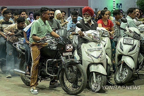 기름 넣으려는 오토바이 운전자들 몰린 인도 주유소 [AFP 연합뉴스.재판매 및 DB 금지]