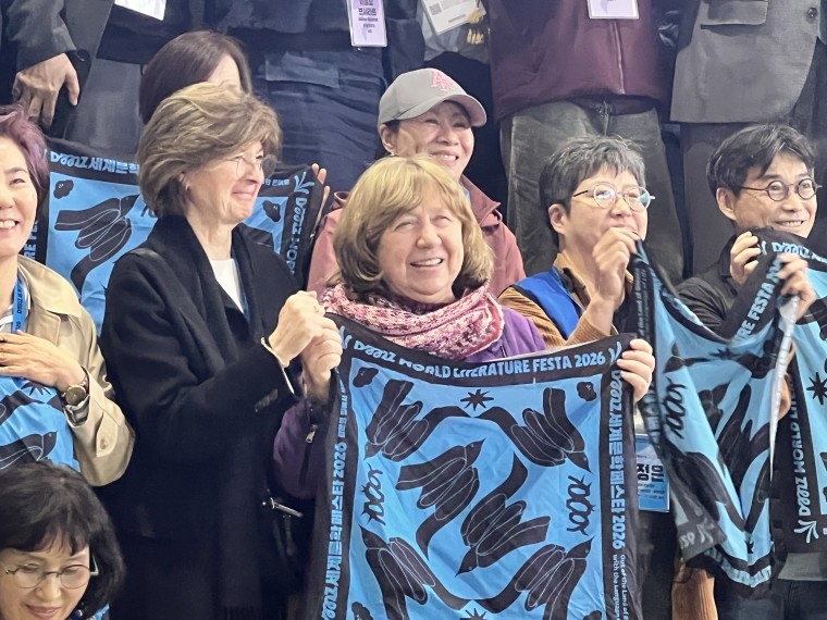 노벨문학상 수상 작가 스베틀라나 알렉시예비치 (파주=연합뉴스) 27일 경기도 파주 DMZ 캠프 그리브스에서 열린 '2026 DMZ세계문학페스타'에서 2015년 노벨문학상 수상자인 스베틀라나 알렉시예비치가 참가자들과 