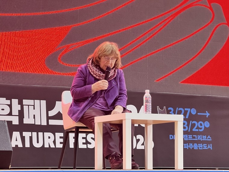 노벨문학상 수상 작가 스베틀라나 알렉시예비치 (파주=연합뉴스) 27일 경기도 파주 DMZ 캠프 그리브스에서 열린 '2026 DMZ세계문학페스타'에서 2015년 노벨문학상 수상자인 스베틀라나 알렉시예비치가 기조강연을 