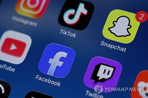 휴대전화에 떠 있는 다양한 소셜미디어 단축키 [로이터 연합뉴스 자료사진. 재판매 및 DB 금지]