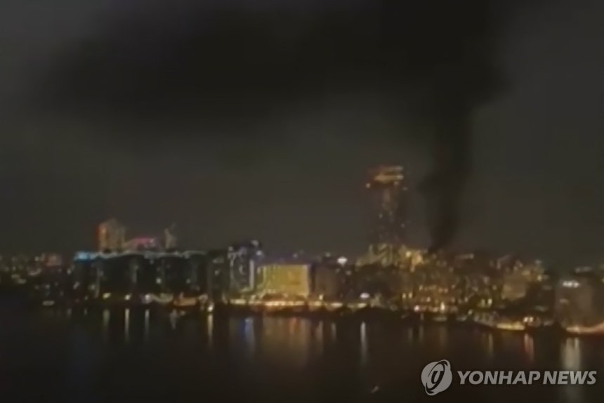 이란의 공격에 연기가 치솟아오른 두바이 [AFP 연합뉴스 자료사진/@MATYAS.VALIS 제공]