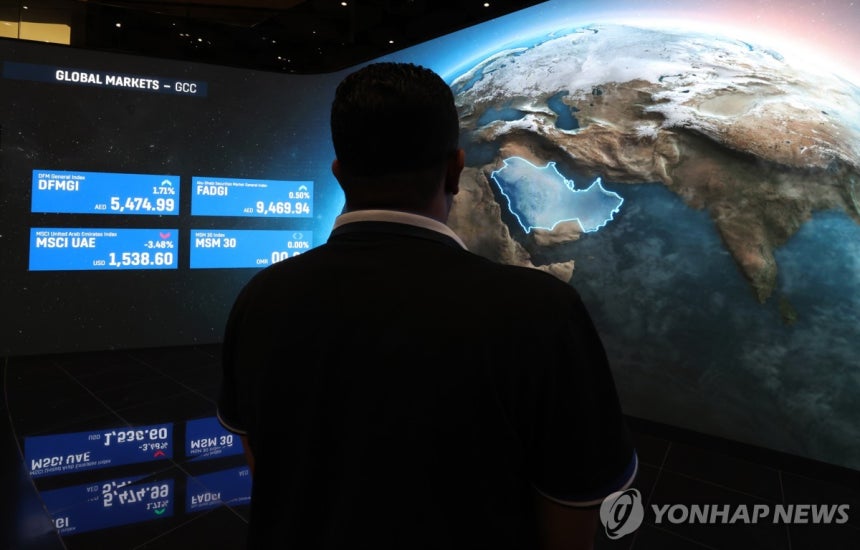 아랍에미리트(UAE) 금융시장에 표시된 호르무즈 해협 주변 지도 [EPA 연합뉴스 자료사진]