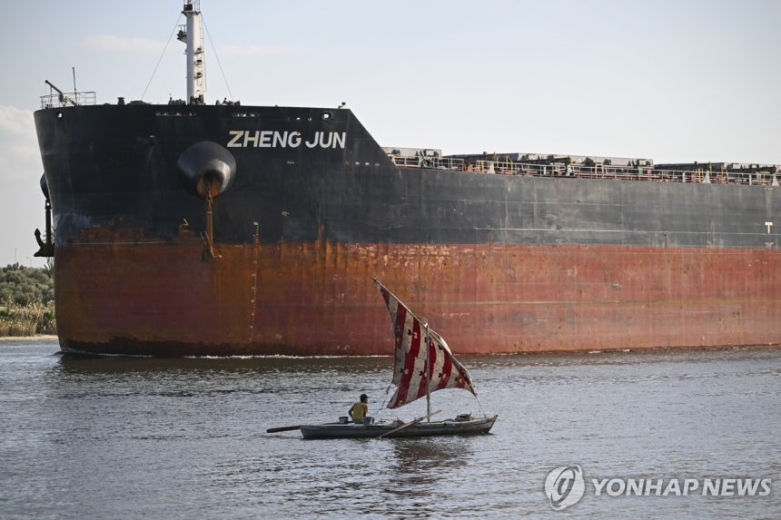홍해에서 온 화물선이 수에즈운하를 지나 지중해로 향하는 모습.[EPA 연합뉴스 자료사진.재판매 및 DB 금지]