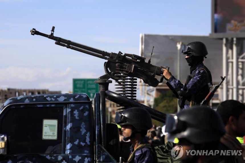 후티 무장대원 (사나 EPA=연합뉴스) 27일(현지시간) 예멘 수도 사나에서 후티 반군 지지자들이 이란 지지 집회를 여는 가운데 후티 무장대원이 기관총을 들고 섰다.2026.3.28.