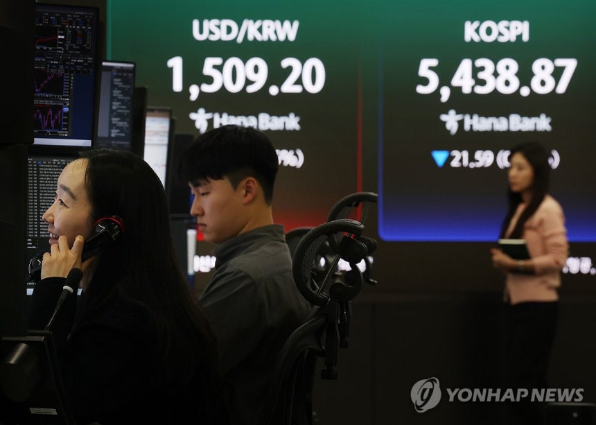 코스피,낙폭 줄여 5,400선 회복 (서울=연합뉴스) 신준희 기자 = 27일 서울 중구 하나은행 본점 딜링룸 전광판에 코스피 종가와 원/달러 환율이 표시돼 있다.이날 코스피는 전장보다 21.59포인트(0