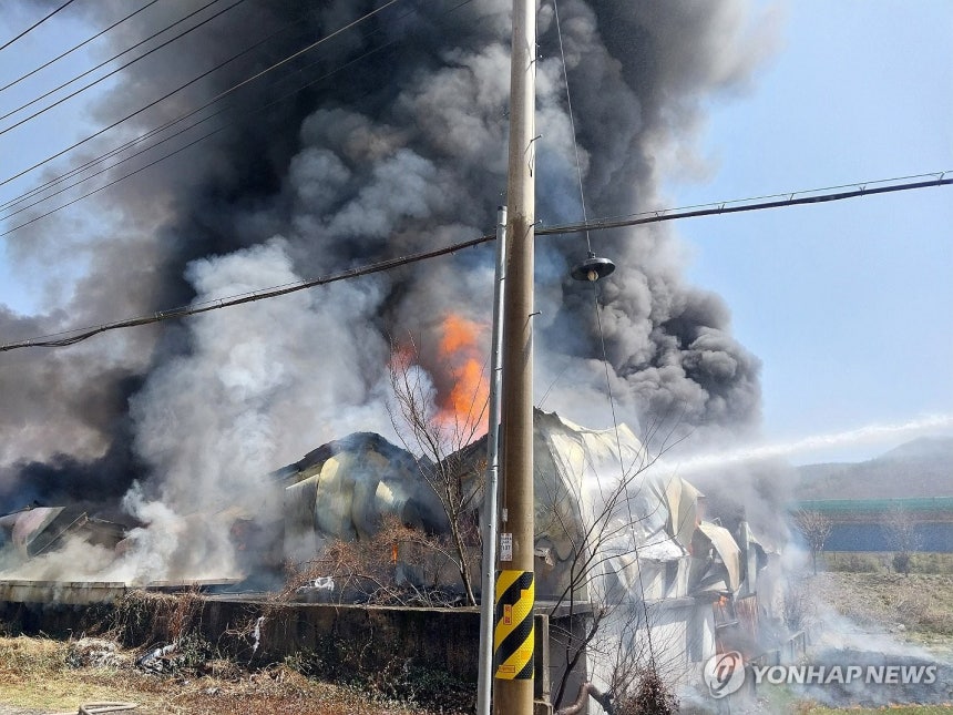 하동 그릇업체 화재 현장
(하동=연합뉴스) 28일 낮 12시 17분께 경남 하동군 횡천면의 한 그릇 도매업체에서 불이 나 소방 당국이 진화 작업을 벌이고 있다. 2026.3.28 