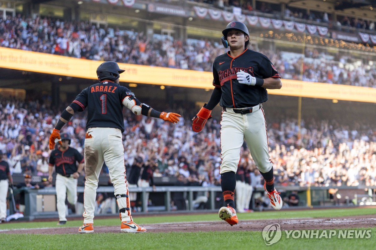 이정후, KBO리그 첫 안타로 2루타 기록