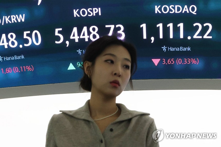 금융당국,상장폐지 요건강화 시동 (서울=연합뉴스) 이진욱 기자 = 12일 서울 중구 하나은행 딜링룸 현황판에 코스닥 지수 등이 표시되고 있다.한편 금융당국은 정부의 자본시장 활성화 기조에 발맞춰 주가 1천원 미만