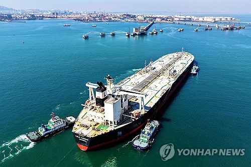 중국 산둥성 칭다오의 석유터미널 
(칭다오 AFP=연합뉴스) 2026년 3월 7일 중국 산둥성 칭다오 항구의 석유터미널에 유조선이 접안하고 있다.  (Photo by CN-STR / AFP) / China OUT [