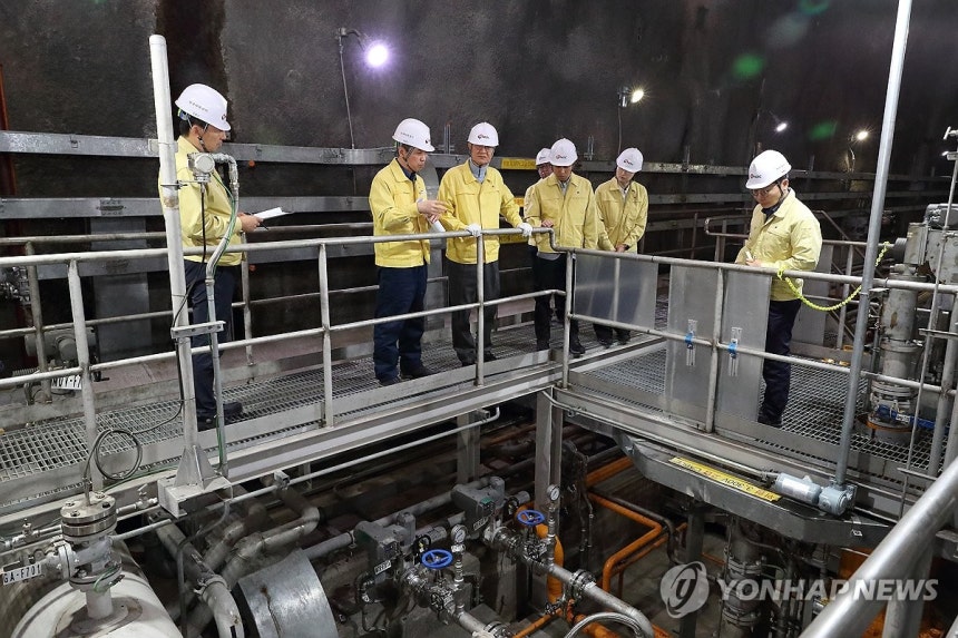 손주석 한국석유공사 사장, 석유비축기지 현장 점검
(서울=연합뉴스) 손주석 한국석유공사 사장이 6일 울산 석유비축기지 현장을 방문해 석유수급 위기 상황에 대비한 비축유 방출 태세를