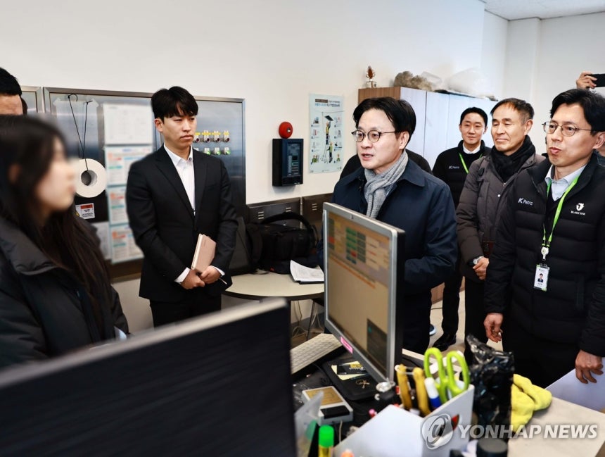 범부처 합동점검단 주유소 불시 점검 (서울=연합뉴스) 김정관 산업통상부 장관이 19일 범부처 합동점검단과 함께 서울 송파구 정유사 직영 주유소를 불시에 방문해 가격, 유통, 품질 등에 불법행위가 있는지 점검하고 있다