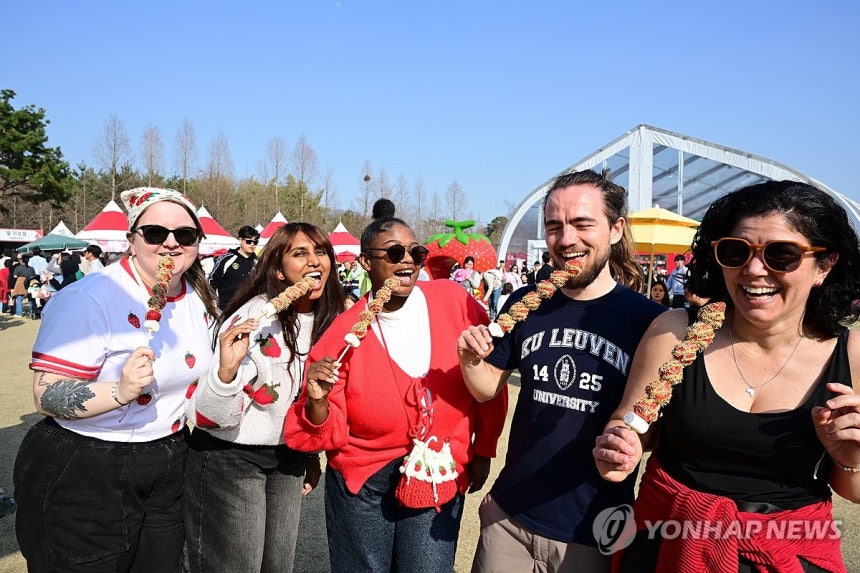 즐거움 가득한 논산 딸기축제장 (논산=연합뉴스) 28일 논산딸기축제장을 찾은 관광객들이 딸기 디저트를 먹으며 즐거운 시간을 보내고 있다. 2026.3.28 [논산시 제공. 재판매 및 DB 금지] coolee@yna.