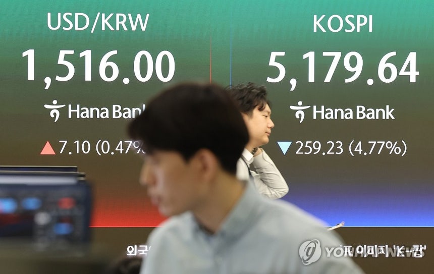 장초반 코스피 급락,환율 상승 (서울=연합뉴스) 서명곤 기자 = 30일 오전 서울 중구 하나은행 본점 딜링룸 전광판에 코스피와 환율이 표시돼 있다.이날 코스피는 장초반 5%대 급락해 출발,원/달러 환율은 4.5