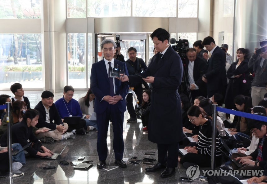 답변하는 신현송 후보자 (서울=연합뉴스) 서명곤 기자 = 신현송 한국은행 총재 후보자가 31일 서울 중구 한화금융플라자에 마련된 인사청문회 준비사무실로 출근하며 취재진의 질문에 답하고 있다. 2026.3.31 see