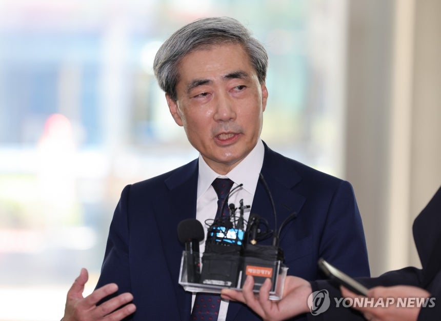 답변하는 신현송 후보자 (서울=연합뉴스) 서명곤 기자 = 신현송 한국은행 총재 후보자가 31일 서울 중구 한화금융플라자에 마련된 인사청문회준비사무실로 출근하며 취재진의 질문에 답하고 있다. 2026.3.31 seep