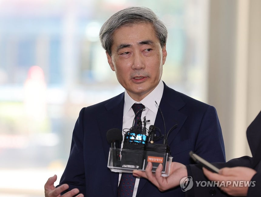 신현송 "현 환율 큰 우려 없어…달러 유동성 양호" (서울=연합뉴스) 서명곤 기자 = 신현송 한국은행 총재 후보자가 31일 서울 중구 한화금융플라자에 마련된 인사청문회 준비 사무실로 출근하며 취재진의 질문에 답하고