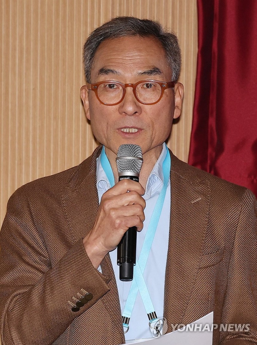 발제하는 최종덕 전 국립문화재연구소장 (서울=연합뉴스) 이재희 기자 = 31일 서울 종로구 대한민국역사박물관에서 열린 '광화문 현판 토론회'에서 최종덕 전 국립문화재연구소장이 발제하고 있다.2026.3.31 sca