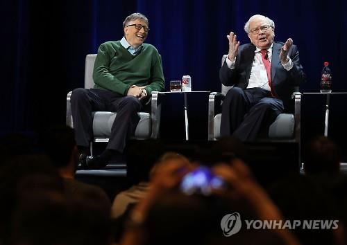 빌 게이츠(왼쪽)과 워런 버핏(2017년 1월) [AFP 연합뉴스 자료사진.재판매 및 DB 금지]