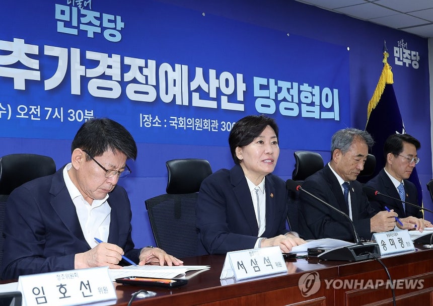 농해수 추경 당정,인사말 하는 송미령 농식품부 장관 (서울=연합뉴스) 배재만 기자 = 송미령 농림축산식품부 장관이 1일 국회 의원회관에서 열린 2026 농해수 추가경정예산안 당정 협의에서 인사말을 하고 있다.20