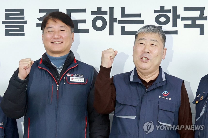 한국노총에서 만난 양대노총 위원장 (서울=연합뉴스) 신현우 기자 = 김동명 한국노동조합총연맹 위원장(오른쪽)이 10일 서울 영등포구 여의도 한국노총을 방문한 양경수 전국민주노동조합총연맹 위원장과 기념 촬영하고 있다.